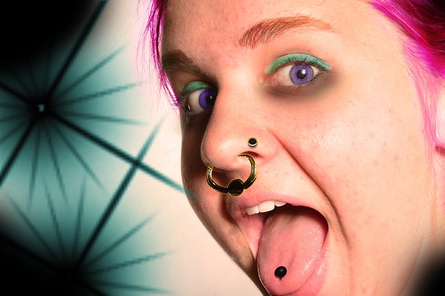 piercing v obličeji